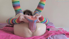 Rainbow Femboy: Femboy auf dem rücken von Xl-analdildo gefickt
