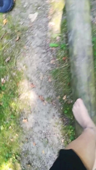 Outdoor Balancieren in Feinstrumpfhose