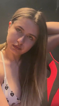 Vaše dokonalá blondýnka kouří v podprsence