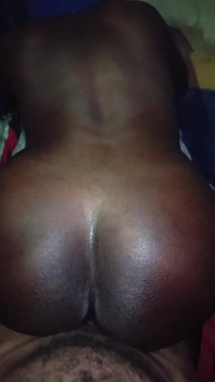 Une black se fait prendre en levrette