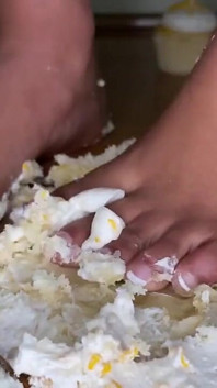 Gadis kulit hitam cupcake dengan kakinya