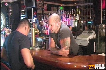 Gay Diaries: ピアスコックを持つ筋肉の男は、タイトな嫌いな人とアジアの男を破壊します