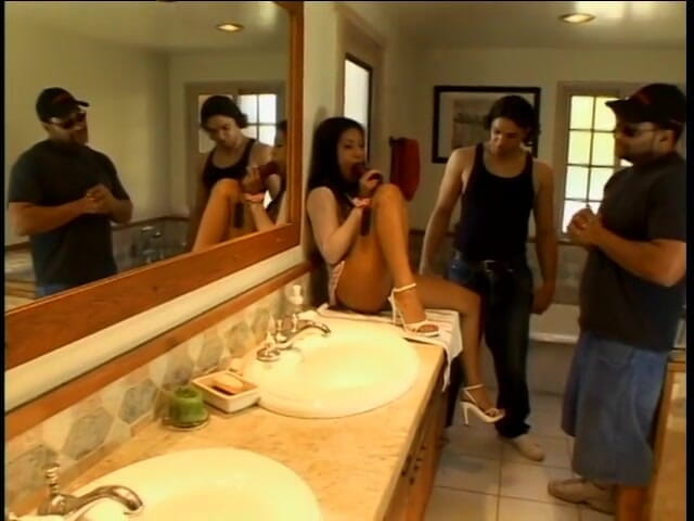 First Black Sexperience: Sürtük Asyalı mastürbasyon yaparken yakalandı grup seks yapıyor ve dölleniyor