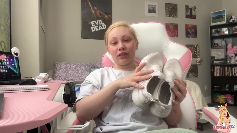 Lenna Lux: Páchnoucí boty v tělocvičně JOi