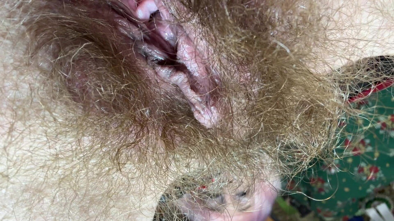 Cuteblonde666: アマチュアの女の子が毛深い体を見せる