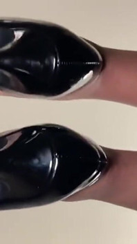 Sarkan siyah topuklu ayakkabılar azdırıyor