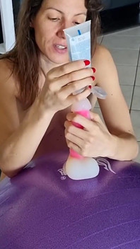 Naga i naturalna sesja jogi dla Lety Howl z piłką i dildo w jej cipce