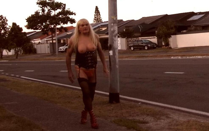 Sissy Becky: Sissyslutbecky buitenshuis als slet