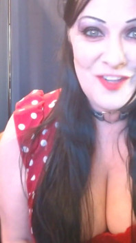 Aplicación de lápiz labial mate rojo pout pucker lip oler