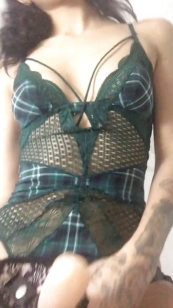 Sarah BaB: Mladá domina dělá video pro svou submisivní