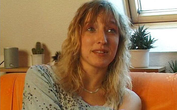 German Classic Porn videos: Angela got no experience with the porn business