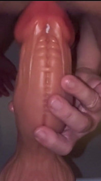 Tembusan berganda naga dildo mengongkek MILF miang dalam pantat dan pepek yang tamak