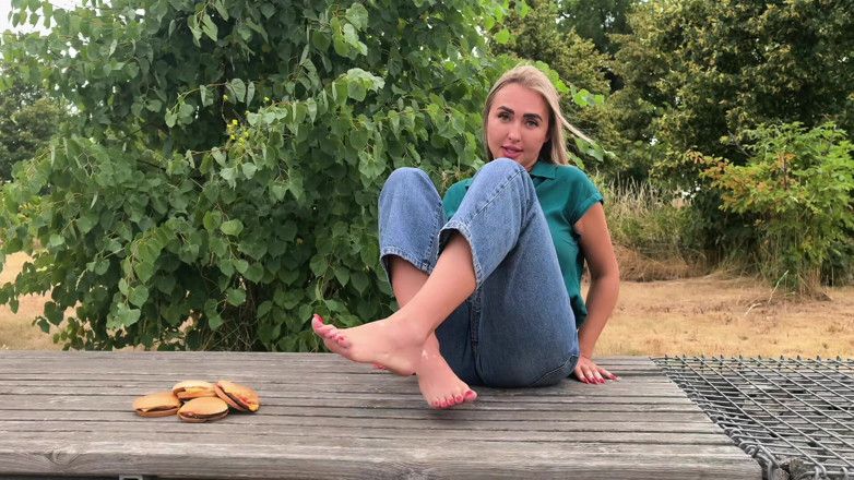 Goddess Lena: Zerquetschende Hamburger
