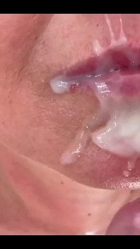 射在我的嘴里和脸上