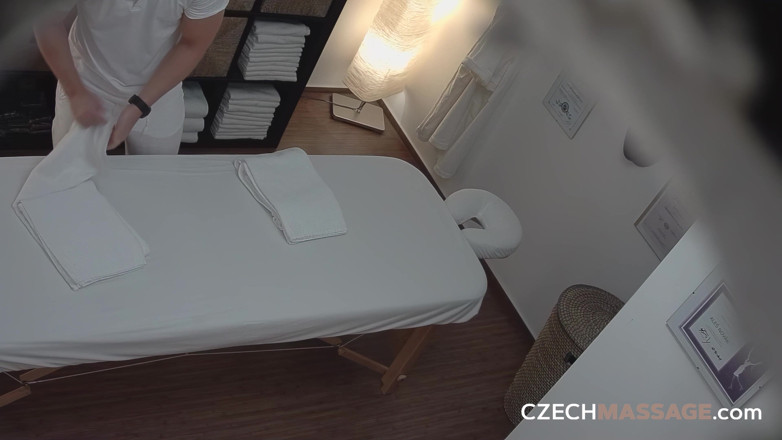 Czech Massage: 捷克按摩21：金发女郎的阴户被按摩到完美