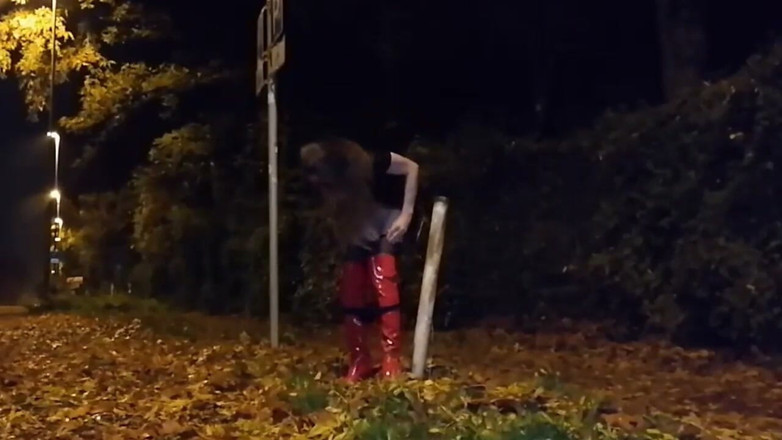Slut Bella: Bella la salope se déshabille la nuit et joue avec...