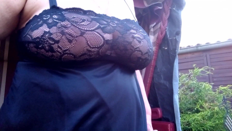 Hot-Pussy66: Sexy și frivolă în aer liber pe un scaun de plajă