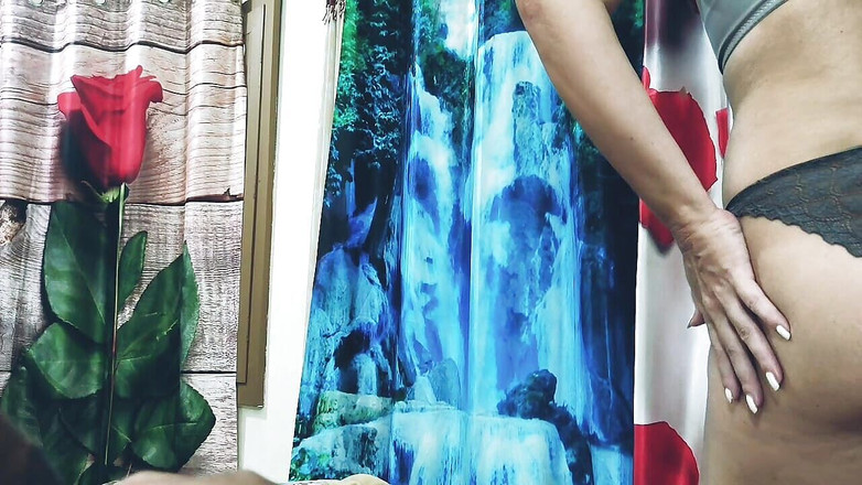 Bolly Karma: Збуджена гаряча дружина приймає величезний великий чорний член на веб-камеру