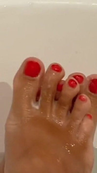 Fétichisme des pieds - longues jambes dans le bain
