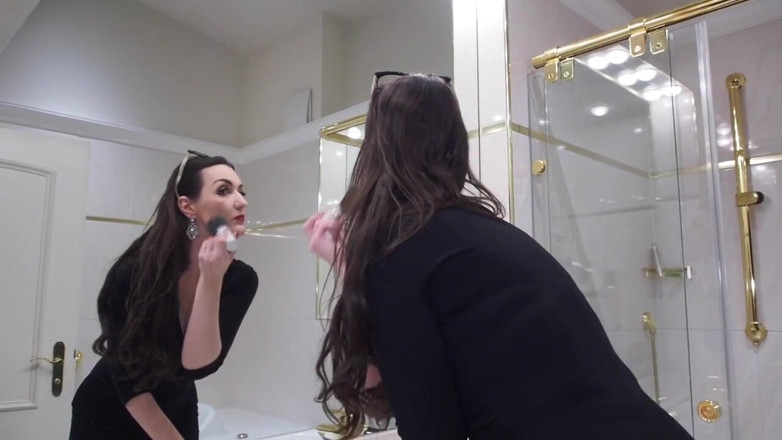 Lady Victoria Valente: Talons hauts, marches bruyantes dans la salle de bain - clip...