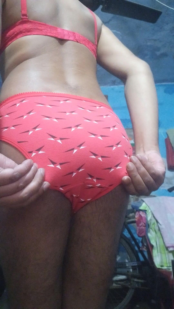 Lustyizlife: Indický femboy crossdresser v červené podprsence a kalhotkách své nevlastní sestry