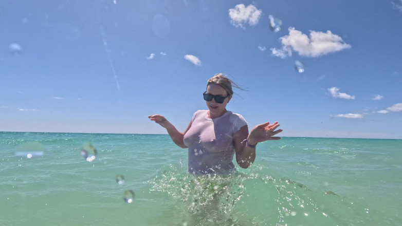 Emma Voyeur: T-shirt Blanc Mouillé Nage Sous L’eau