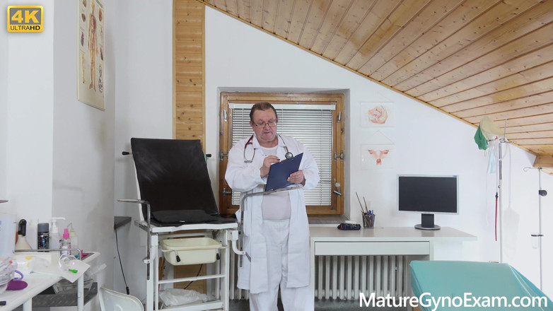 Mature Gyno Exam: 핫한 GILF Linda G의 애널 온도 측정