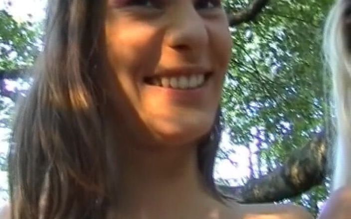 German's Lesbian: Två Nayghty tyska tonåringar slickar i parken