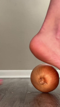 Video kaki menghancurkan bawang 4k kaki