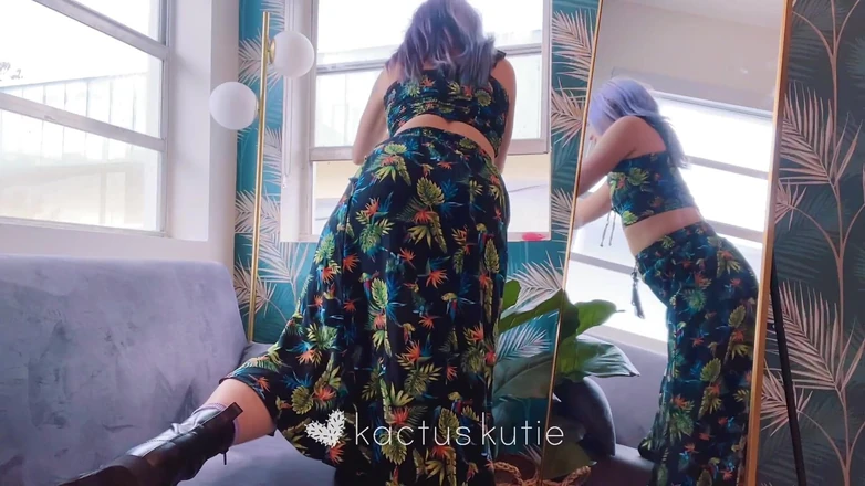 kactus kutie: Artsy Girl with Big Ass Cums in the Mirror