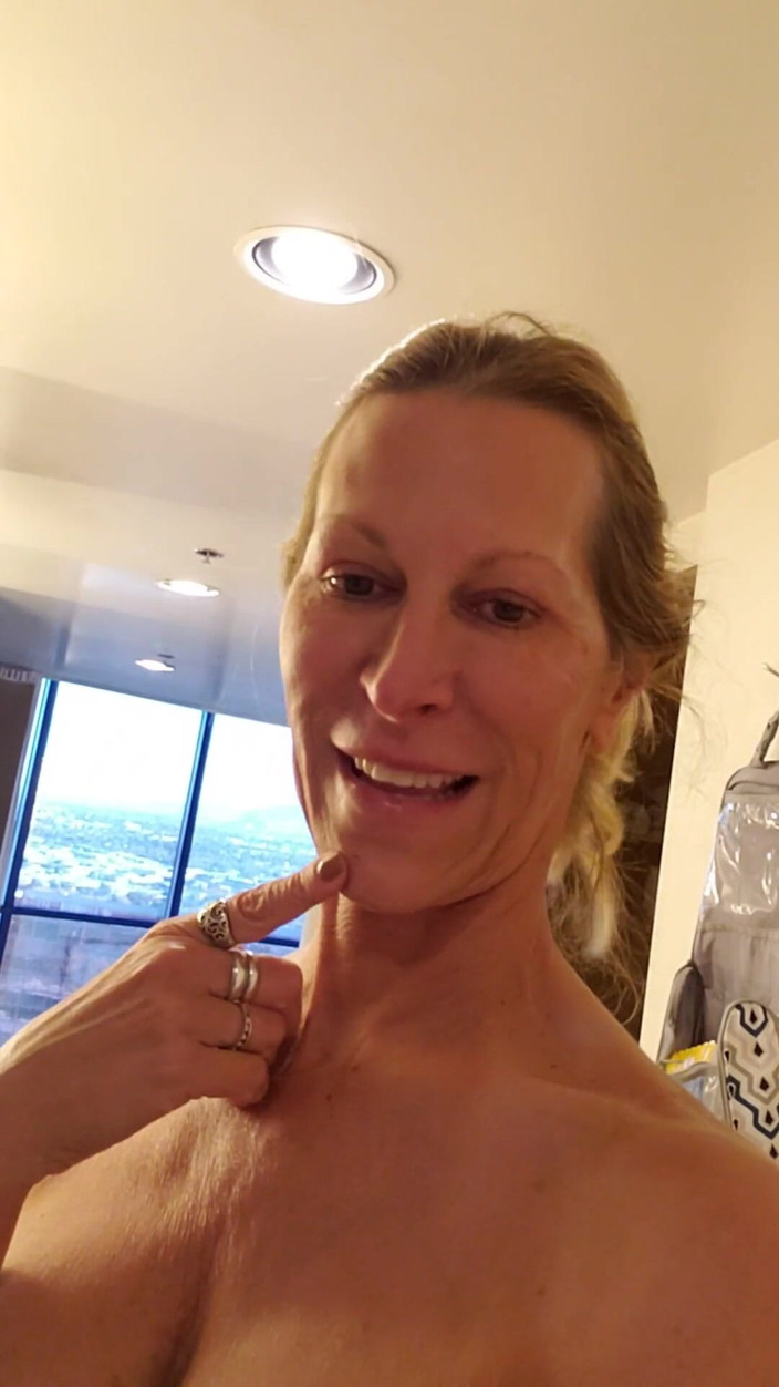 JessRyan: Milf camgirl jess ryan scuote il culo e spogliarello