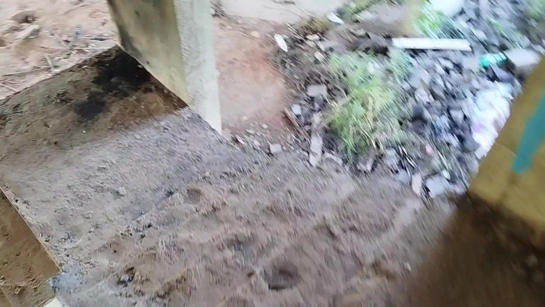 TheBlacKHunterr: Saya pergi buang air kecil di lokasi konstruksi dan saya...