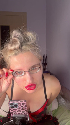 FinDom Goaldigger: Sesja kamerze na żywo z potężną boginią w grubych okularach - Duże...