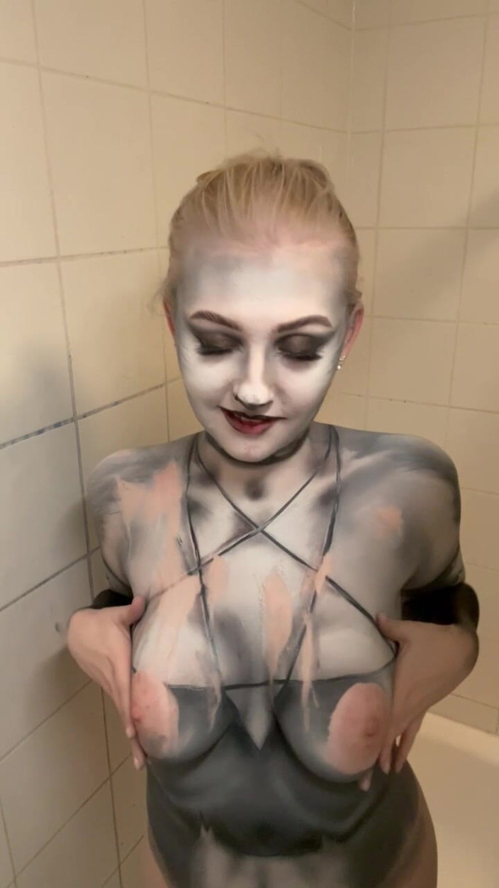 Em Yang: コスプレ Loona Wolf ボディペイント除去 &amp; パイズリプレイ