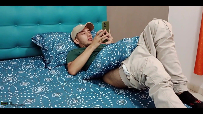 Franck: Najdu svého nadrženého nevlastního syna masturbovat a pomůžu mu - celý...