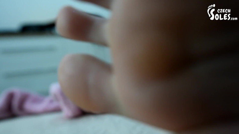 Czech Soles - foot fetish content: Kaki kecil Wendy yang sejuk memerlukan perhatian