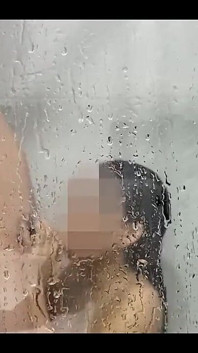 Kamboçyalı duşta seks.