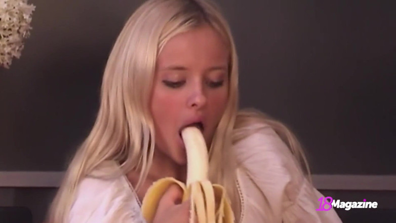 18Magazine: सुनहरे बालों वाली Paris Tale अपनी कमसिन चूत के अंकुर को रगड़ते हुए कोड़े मारती है!