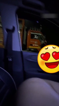 Hintli evli kadın kamyonculara teşhir ediyor ve otobanda emiyor