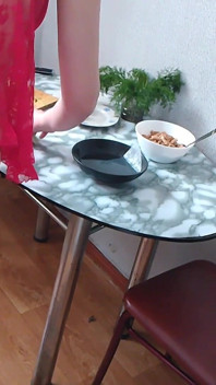 阿尔图什卡用丁字裤做春卷当早餐