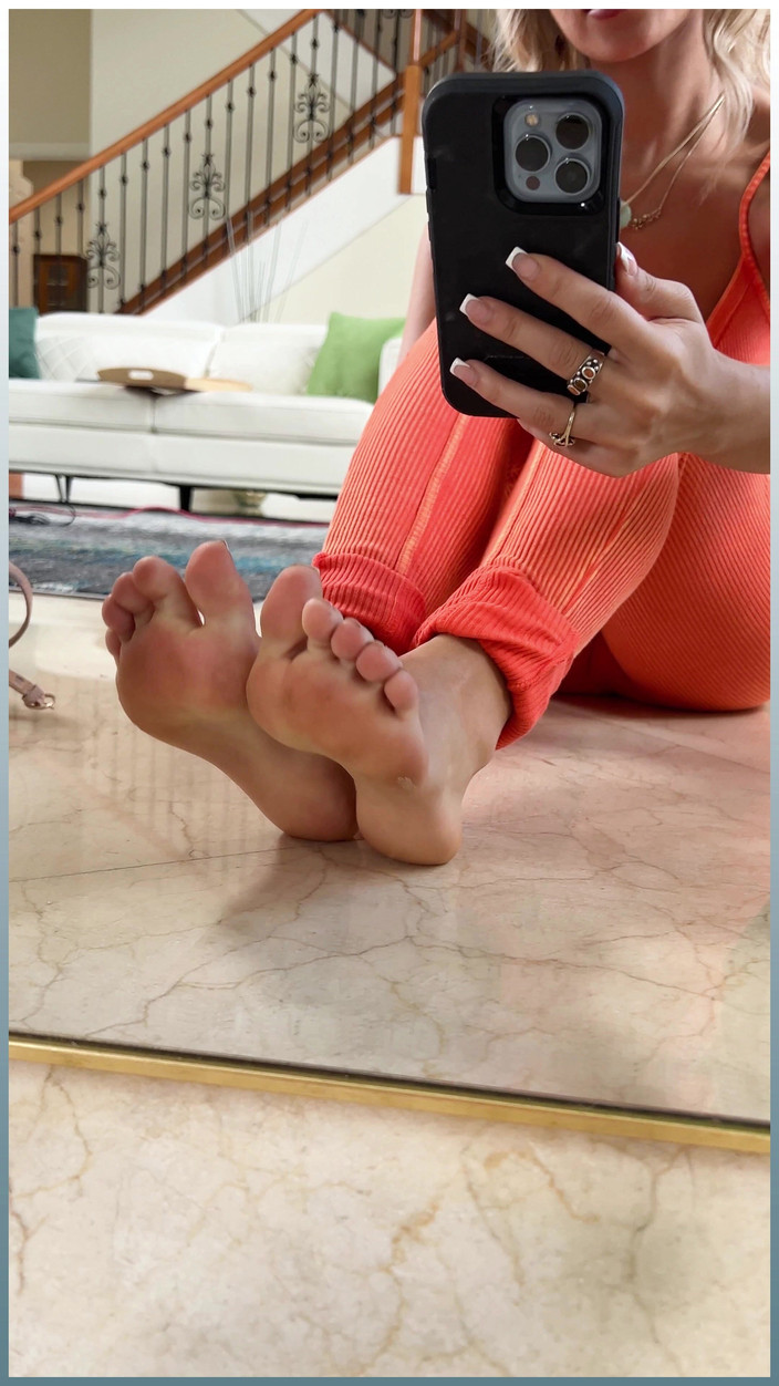 Daily Smoke: Luna Luxe chce, abys byl posedlý nad jejími pěknými malými...