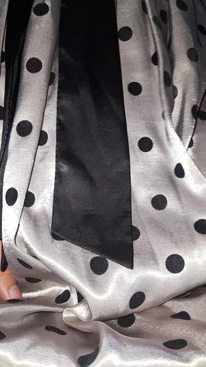Naomisinka: Crossdresser - cewek sange ini lagi asik muasin memeknya pakai gaun...