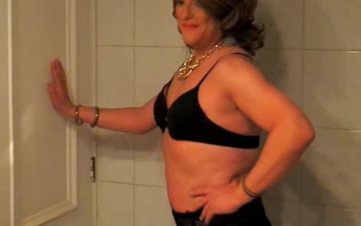 HectorChile1969: Crossdresser Fernanda Gomez przed lustrem