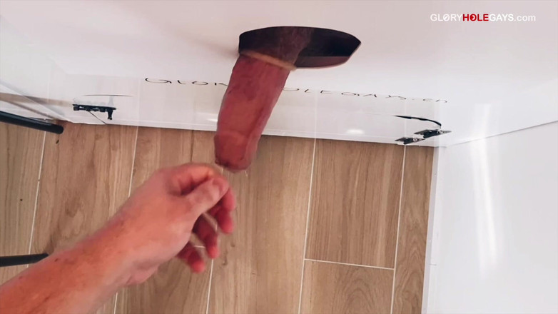 GLORYHOLEGAYS: ग्लोरीहोल डैडी अपने हाथ पर गोली मारते हैं - चूसने वाला इसे पूरी तरह से साफ करता है