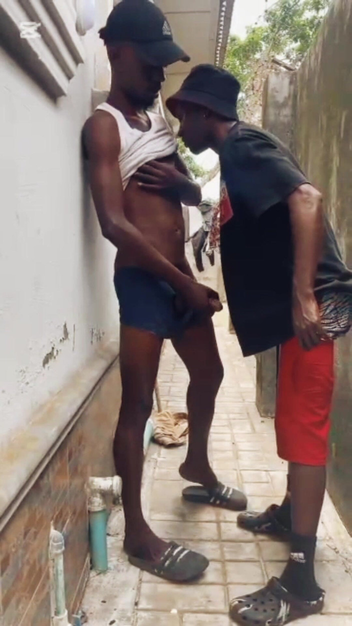 BlaqHandSomeGuy: Sex În Spatele Casei