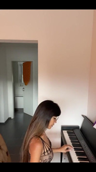 Najlepszy strój do gry na fortepianie