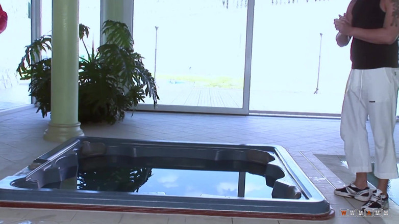 MMP Network: Nena gruesa follada en jacuzzi junto a la piscina