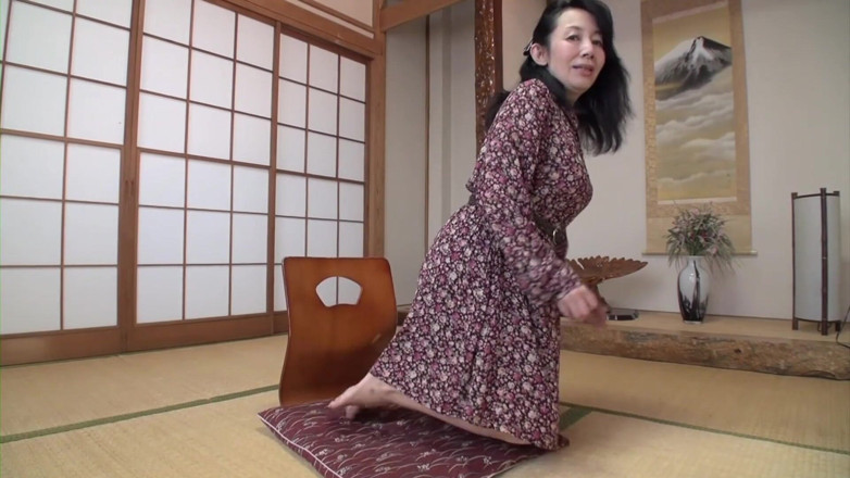 Japan Lust: Büyük memeli Japon nine soyunuyor ve yarağa biniyor