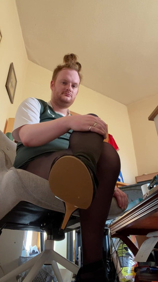 Ava Maxwell: Ava Maxwell je fanoušek Hibs a škádlí vás svými fotbalovými dovednostmi...