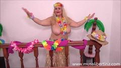 Musa Libertina: Une MILF hawaïenne danse et se baise
